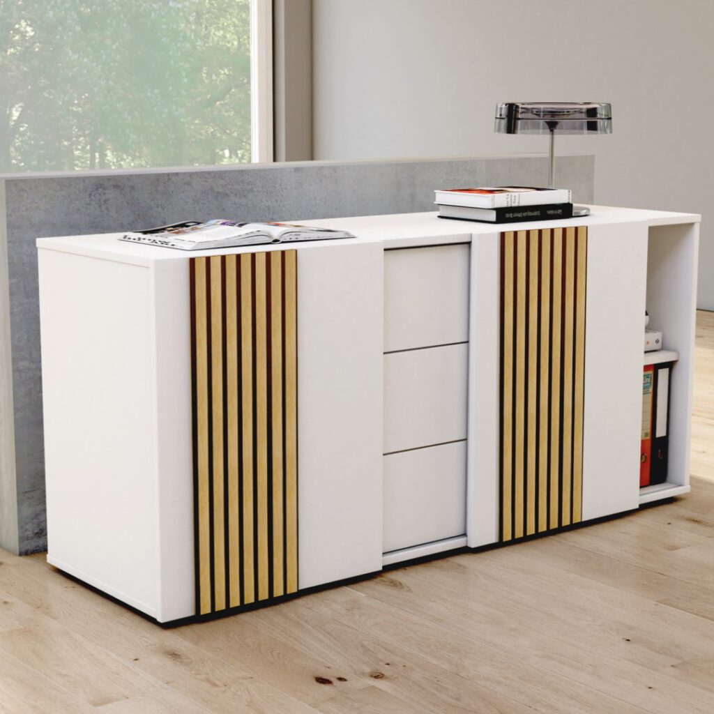Sideboard in Weiß mit zwei Schiebetüren, akustischen Paneelen aus recyceltem PET-Filz und Eiche hell, drei Push-to-Open-Schubladen, höhenverstellbare Stellfüße, freistehend, ideal für Büro oder Empfangsbereich.