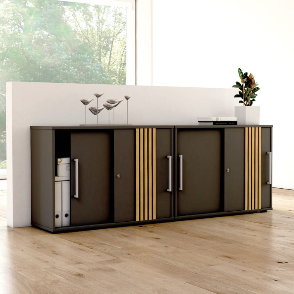 Büro-Sideboard mit Schiebetüren in anthrazit, abschließbar, 2 Ordnerhöhen, Stahlfachböden, Paneel in Eiche hell, moderner Büroschrank für Homeoffice.