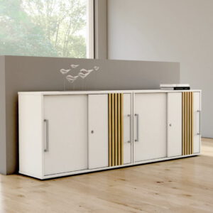 Büro-Sideboard mit Schiebetüren in weiß, abschließbar, 2 Ordnerhöhen, Stahlfachböden, Paneel in Eiche hell, moderner Büroschrank für Homeoffice.